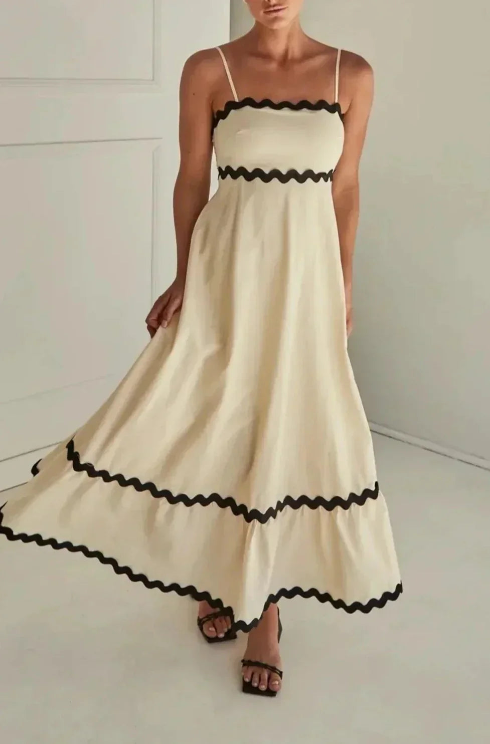 Vestido midi aplicação de suaves ondas Modix