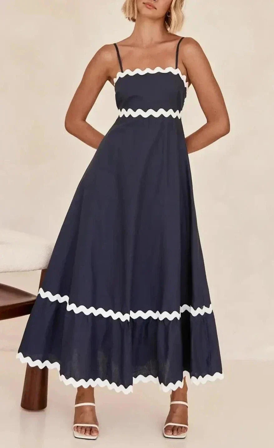 Vestido midi aplicação de suaves ondas Modix